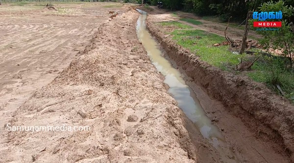 உழவனூரில் கழிவு வாய்க்காலை மூடி அத்துமீறி நெற்செய்கை மேற்கொள்வதால், மக்கள் கவலை 